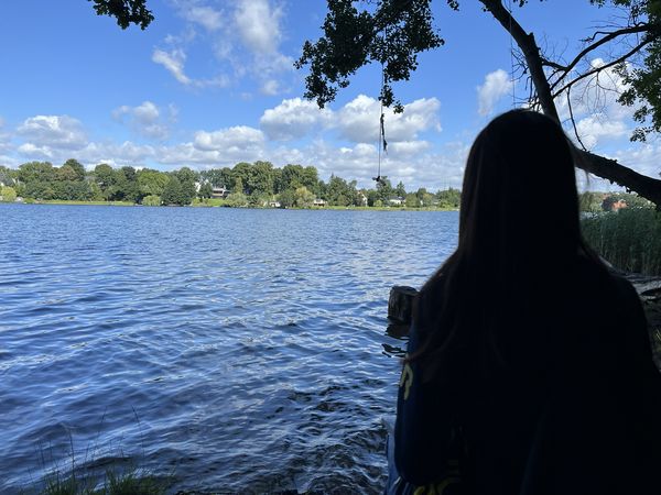 Blick auf den Kalksee Blick über die Schulter einer Person auf den Kalksee
