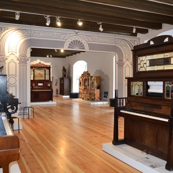 Ausstellungsraum mit großen Musikautomaten 