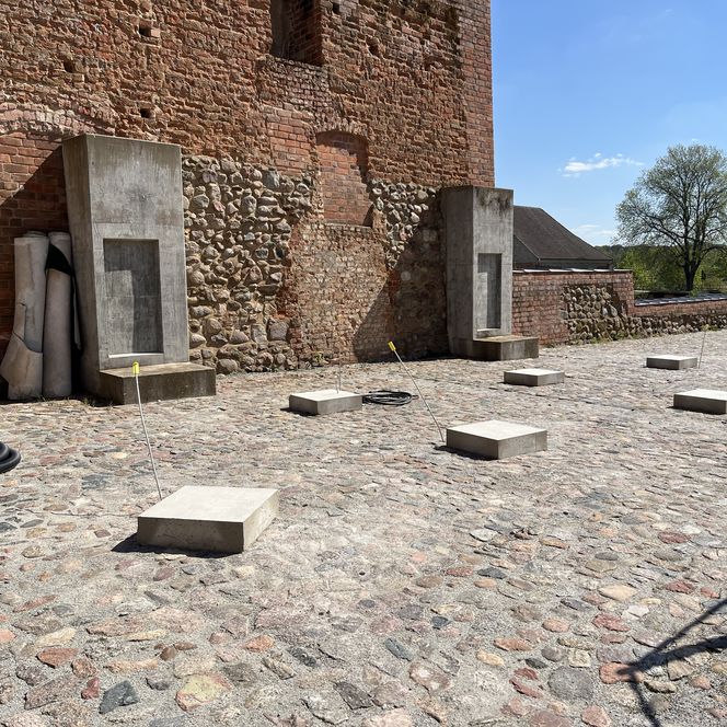 alte Mauer mit großen Steinplatten davor
