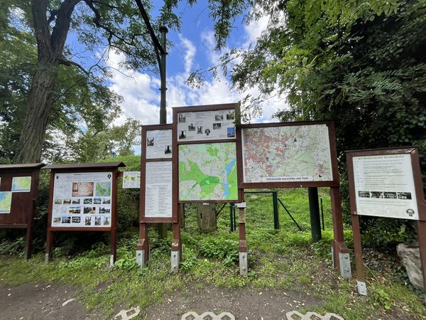 Hinweisschilder auf der Wanderung am Kalksee Hinweisschilder am Wegesrand