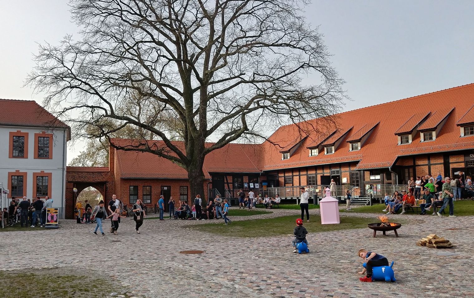 Viele große und kleine Besucher auf der Burg Beeskow