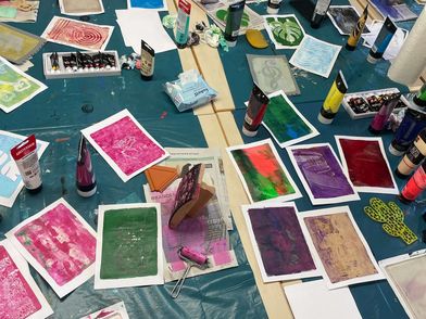 Viele bunte Drucke vom Monotypie Workshop