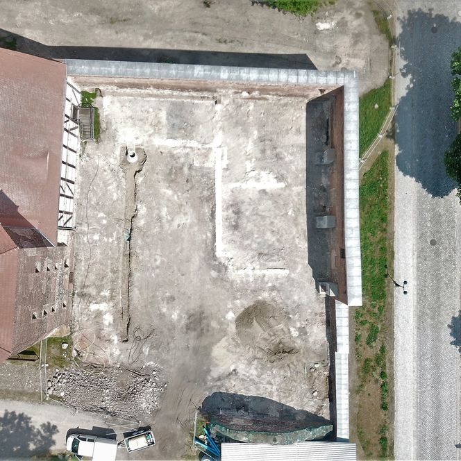 Blick von oben auf das Burg Gelände mit Ausgrabungen
