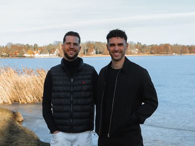 Lucas Hofmann und Marc Matting (Inhaber und Gründer von Beluga) stehen vor dem Scharmützelsee