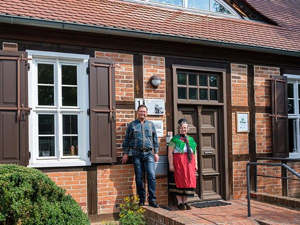 Zwei Personen vor der Letschiner Heimatstube
