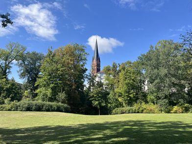 Blick auf den Kirchturm der Kath. Kirche Heiliges Kreuz Blick vom Park aus auf den Kirchturm der Kath. Kirche Heiliges Kreuz