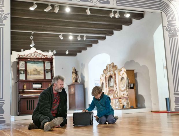 Familie im Großen Saal Musikmuseum Beeskow