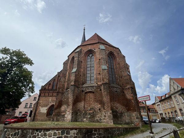 Froschperspektive Kirche in Bad Freienwalde