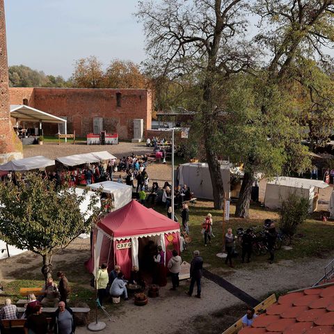 Buntes Markttreiben auf dem Wollmarkt der Burg Beeskow