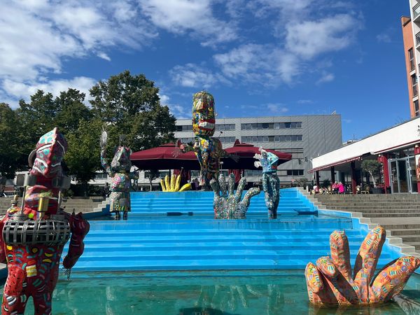 Comic Brunnen in Frankfurt (Oder) Brunnen auf einem Marktplatz mit dekorativen, bunten Comic-Figuren