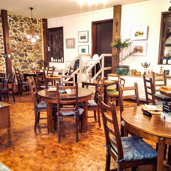 Blick in den Gastraum des Burgrestaurants