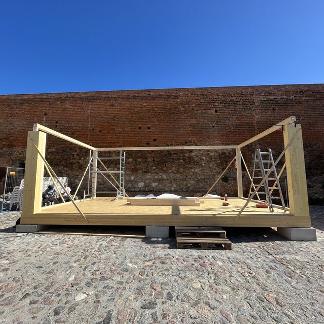 alte Mauer und davor Gerüst der neuen Bühne