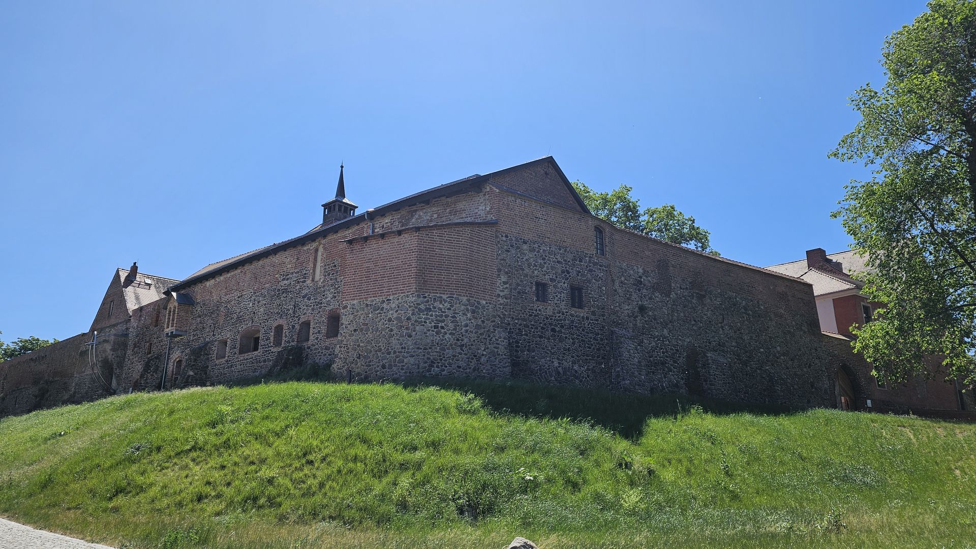 alte Mauer mit grüner Wiese davor