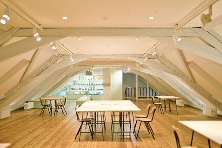 großer Raum mit Tisch in der Mitte 