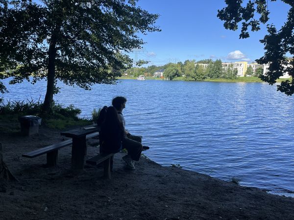Pause am Kalksee Person sitzt auf eine Bank am Kalksee mit Blick auf das andere Ufer