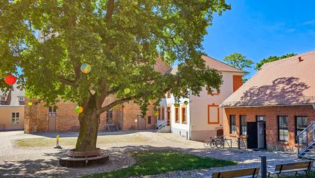 Burghof der Burg Beeskow im Frühling