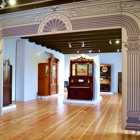 Ausstellungsraum mit großen Musikautomaten 