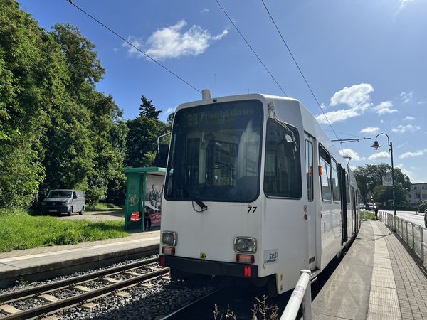Tram in Woltersdorf 2 Straßenbahnen fahren aneinander vorbei