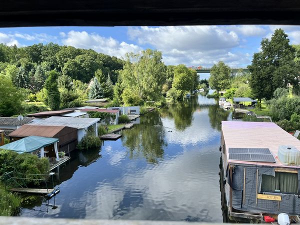 Ausblick von der Peter-Lübcke Brücke Ausblick von einer Holzbrücke auf ein Fließ mit Booten
