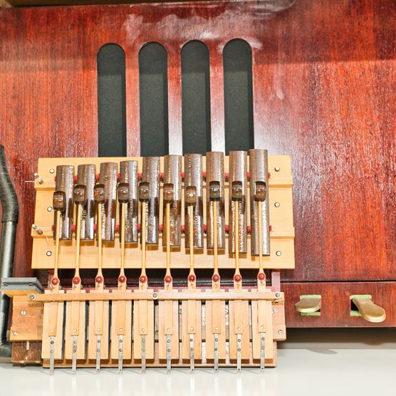 das Innere eines Musikspielautomaten