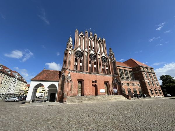 Rathaus in Frankfurt (Oder) Rathaus Frankfurt (Oder) aus der Froschperspektive