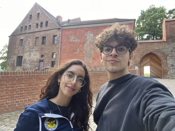 Pietro & Ikram vor der Burg Beeskow