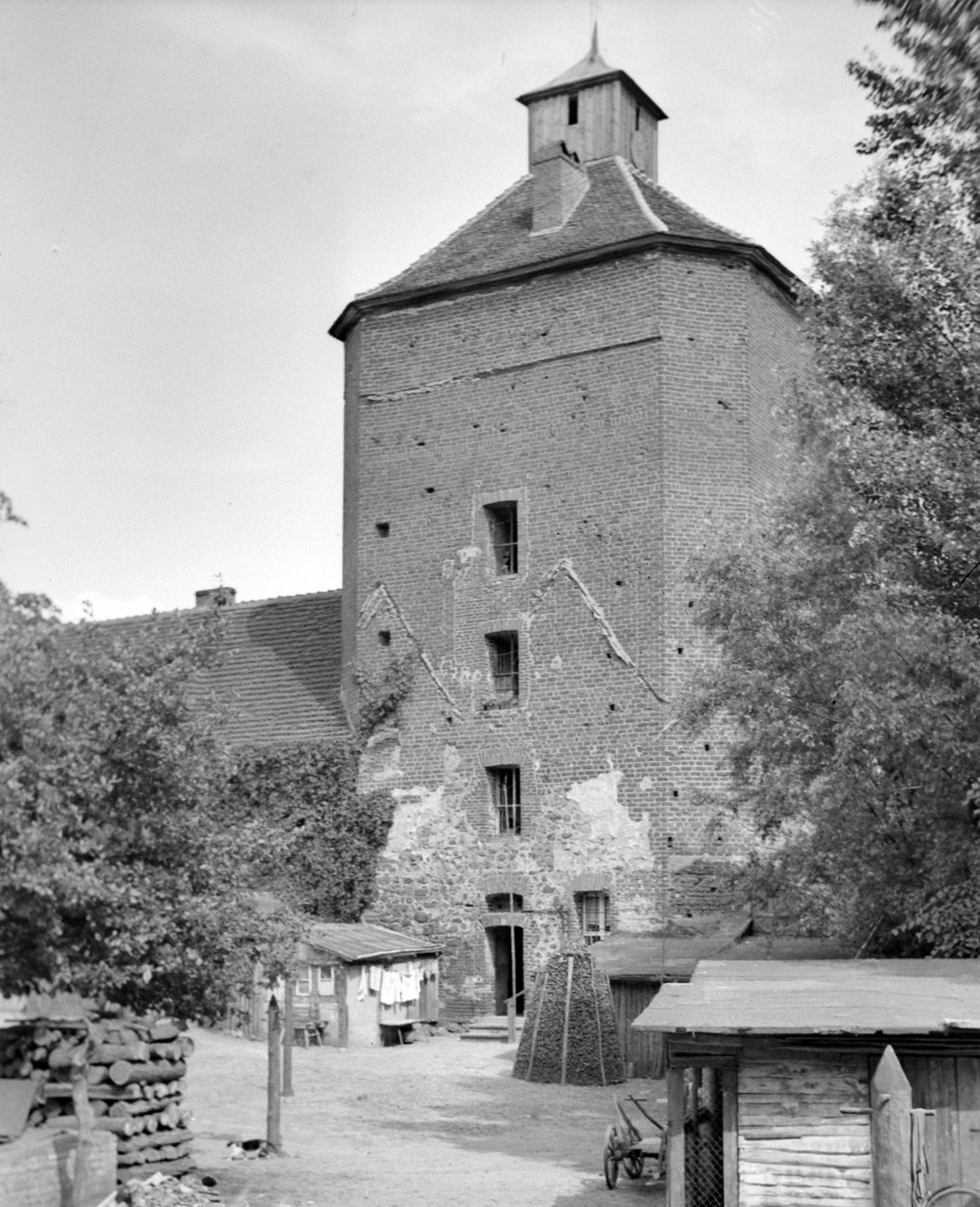 altes Foto des Bergfriedes der Burg Beeskow