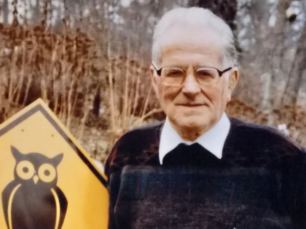 Kurt Kretschmann mit dem Schild für Naturschutzgebiete