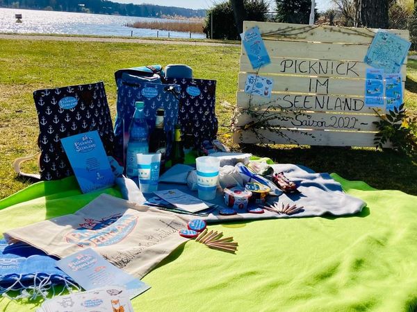 Picknick im Seenland am Ufer des Scharmützelsee in Wendisch Rietz Picknick im Seenland am Ufer des Scharmützelsee in Wendisch Rietz