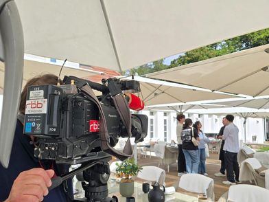 rbb Interview mit Erasmus-Studenten Kameramann filmt