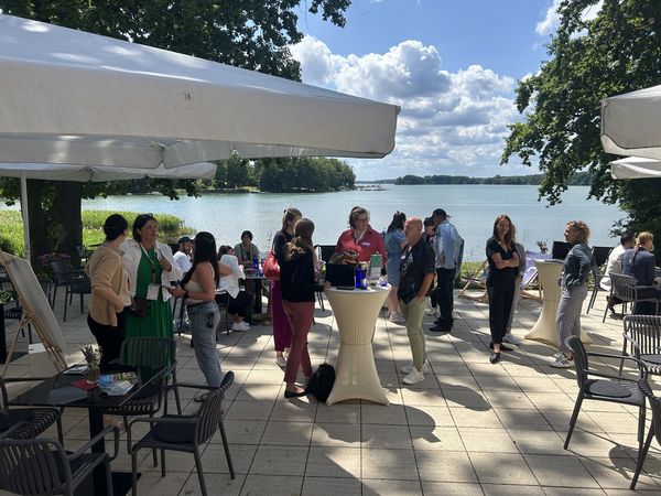 Messe auf einer Terrasse am Scharmützelsee