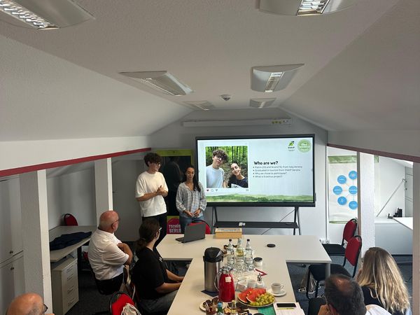 Meeting mit dem Bildungsminister Brandenburgs Meetingraum während einer Präsentation