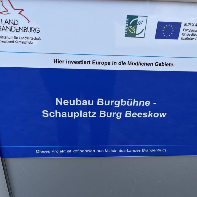 Schild mit Logos und Information zum Bau der Burghofbühne