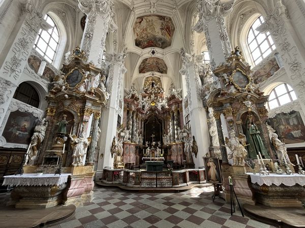 prunkvoller Innenraum einer Kirche im Kloster Neuzelle